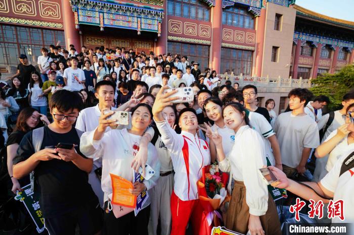 在沪港澳大学生开学第一课上与奥运冠军面对面