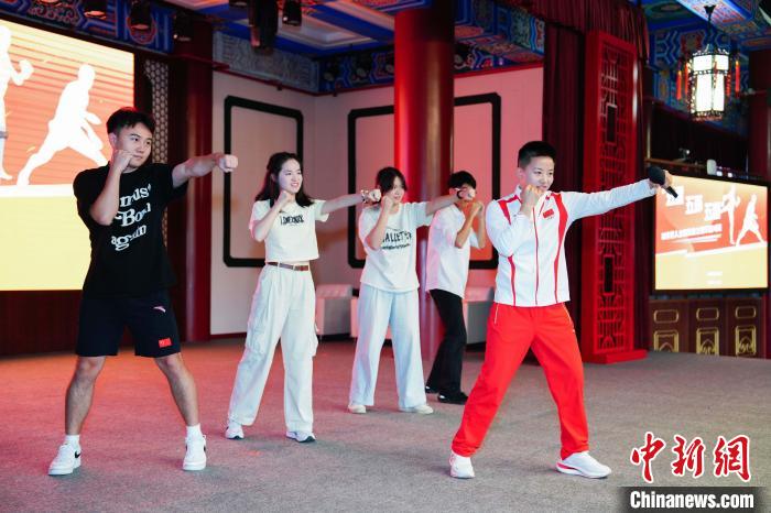 在沪港澳大学生开学第一课上与奥运冠军面对面