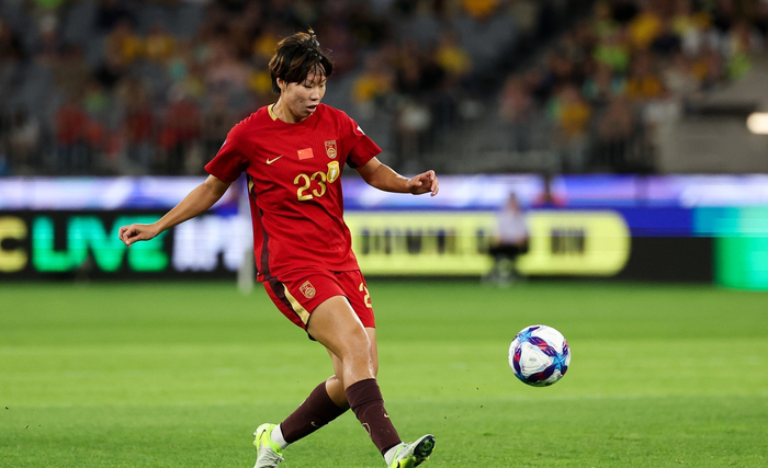 中国女足前锋邵子钦留洋本菲卡将征战欧冠，亚