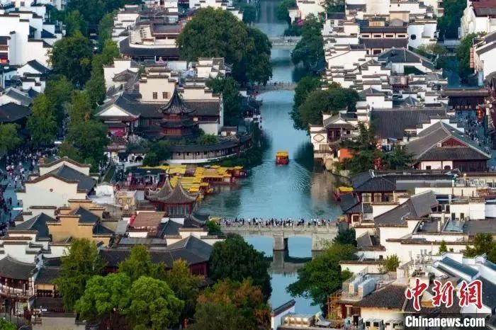 苏超联赛引爆文旅热潮 球