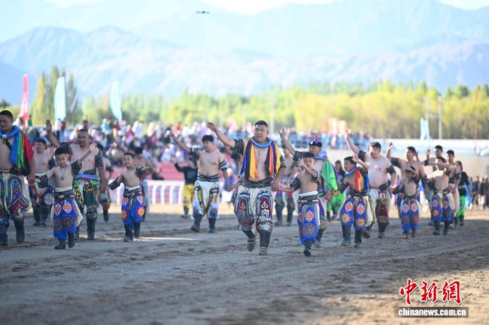 草原上的“热血派对”：肃北那达慕，藏着野性