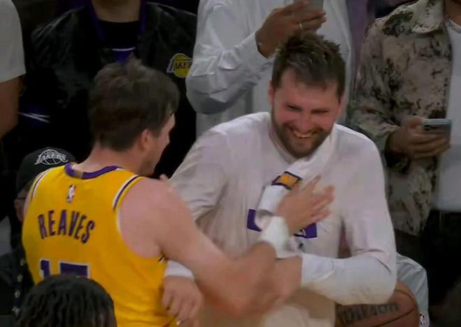 詹姆斯复出湖人迎强敌 东契奇狂砍51分锁定胜局