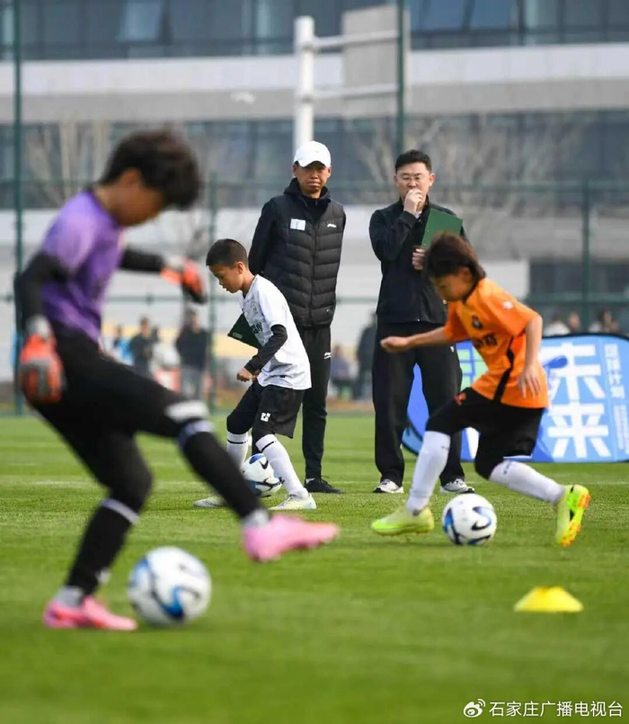 退役国脚宗磊携《技术为王》亮相青训中心 老将