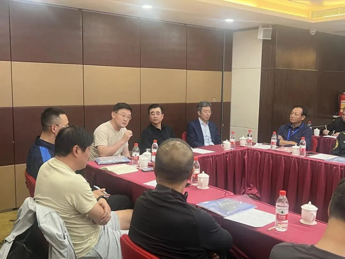 退役国脚宗磊携《技术为王》亮相青训中心 老将